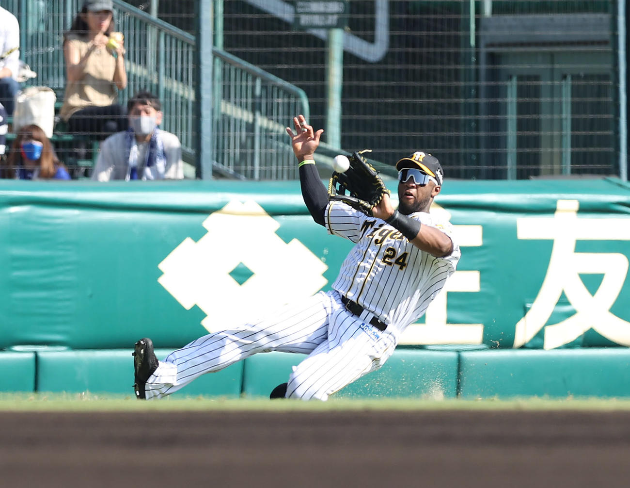 阪神対中日　1回表中日2死、大島の飛球を左翼手ロハスが捕球できず安打となる（撮影・前田充）