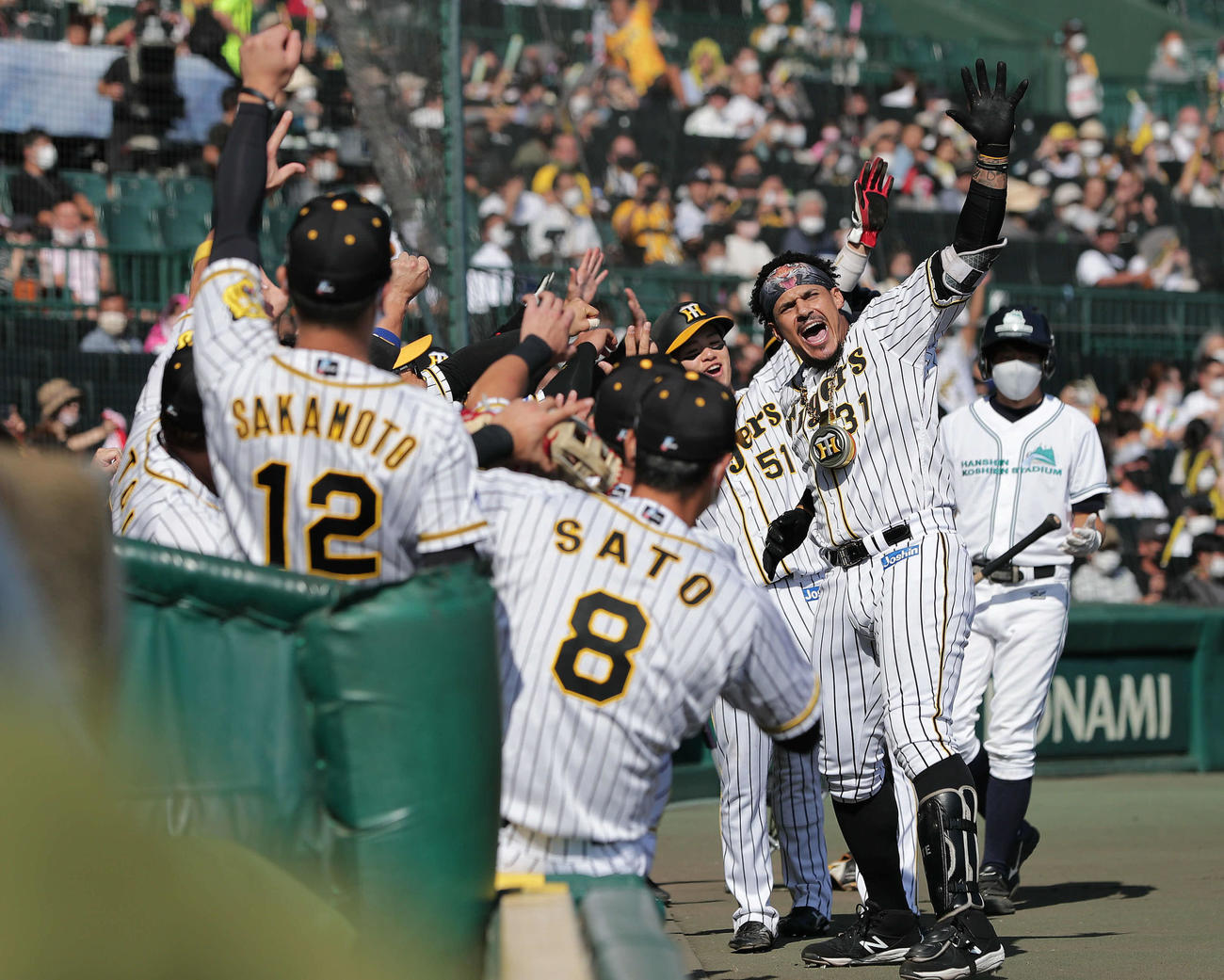 阪神対中日　1回裏阪神無死二、三塁、先制の左越え3点本塁打を放ち、ナインと一緒に「ラパンパラ」を決めるマルテ（撮影・前田充）