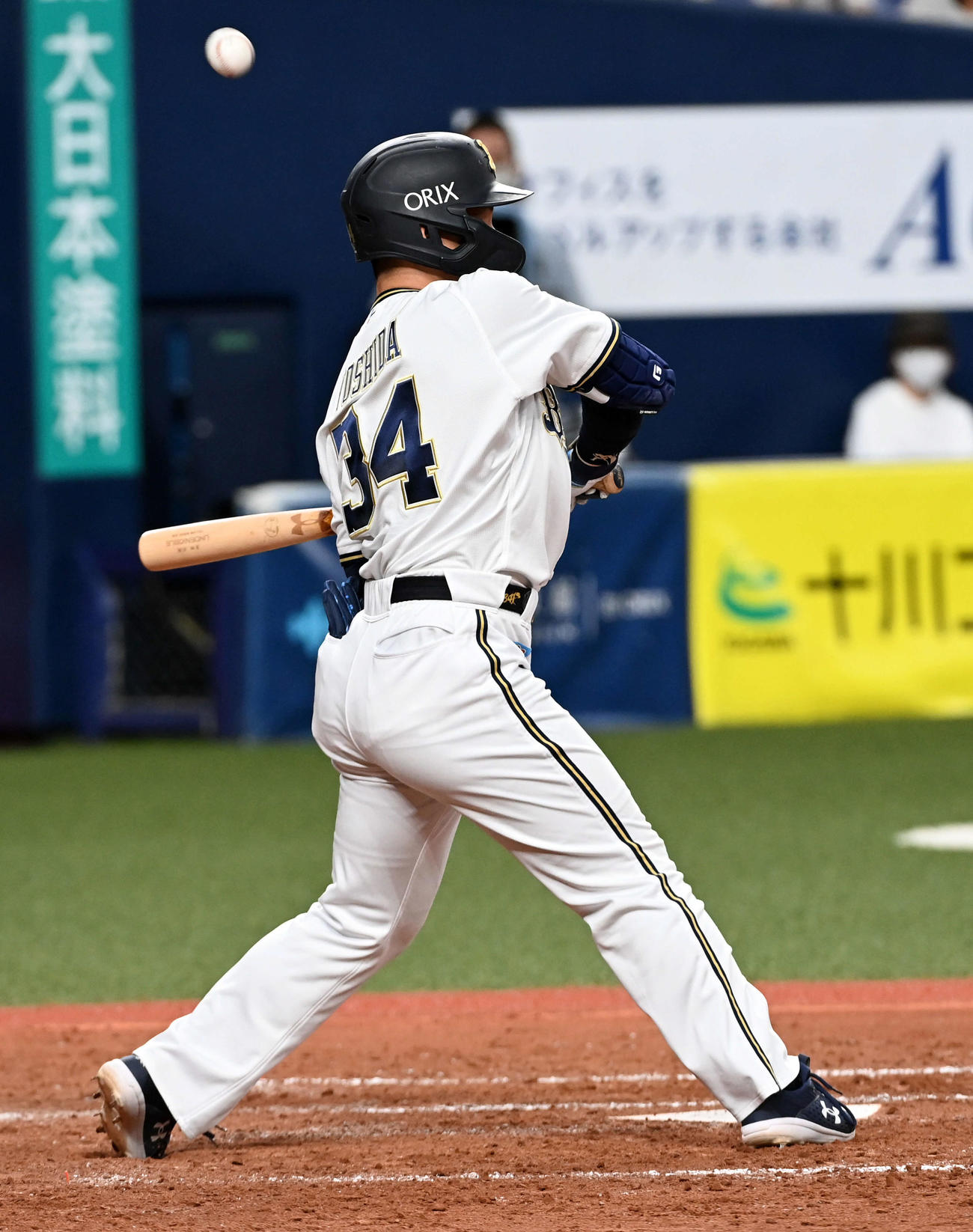 オリックス対ソフトバンク　4回裏オリックス1死一塁、死球を受ける吉田正（撮影・前岡正明）