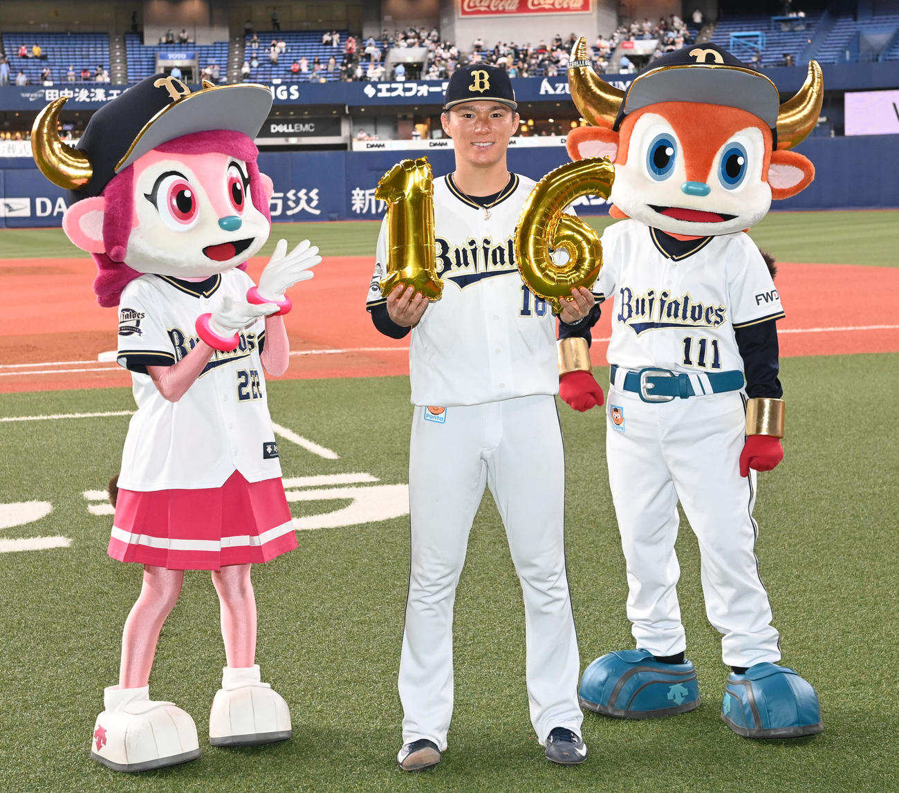 オリックス対ソフトバンク　ソフトバンクを完封、16勝の数字を手に笑顔を見せる山本（撮影・前岡正明）
