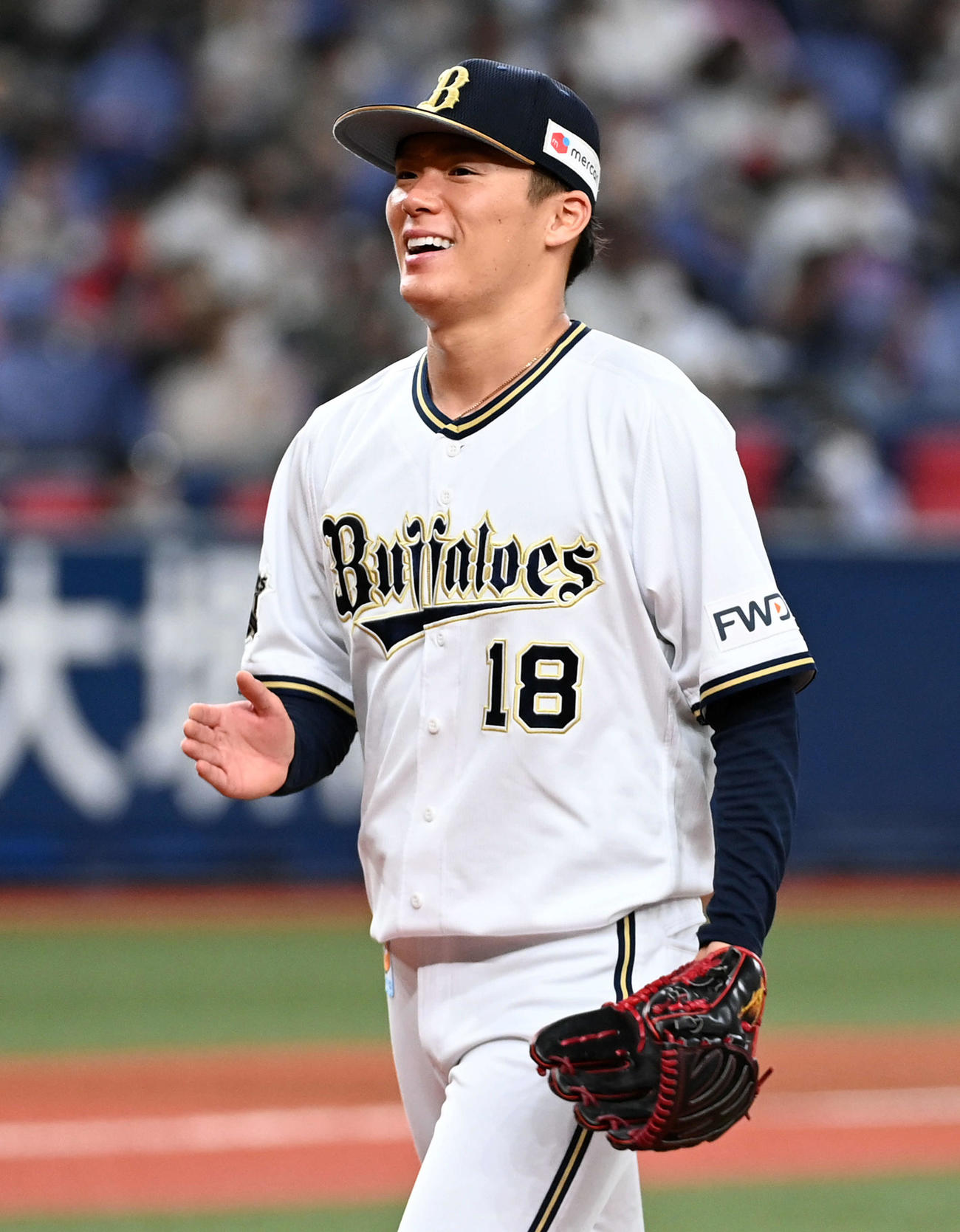 オリックス対ソフトバンク　2回、笑顔でベンチに戻る山本（撮影・前岡正明）