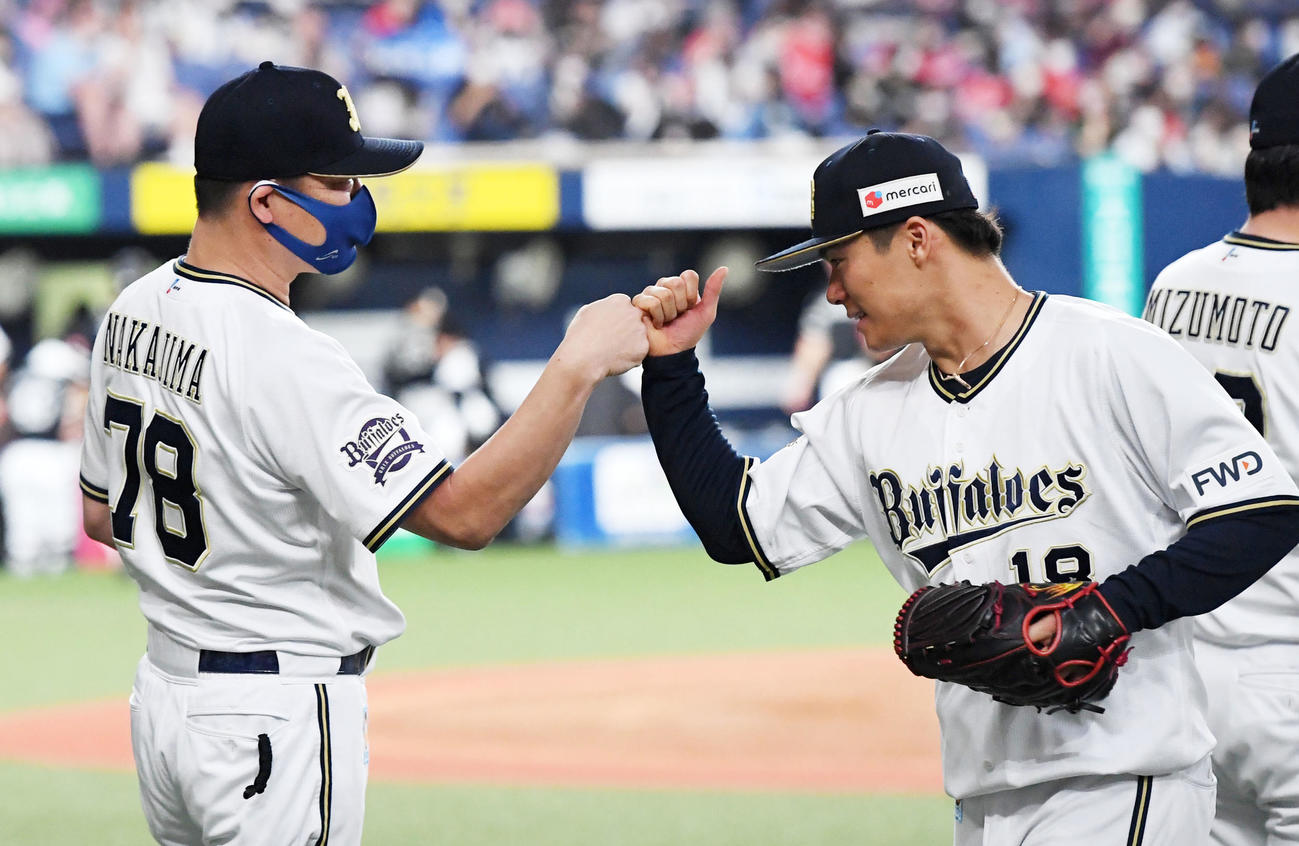 オリックス対ソフトバンク　ソフトバンクを完封し、中嶋監督（左）の祝福に笑顔の山本（撮影・前岡正明）