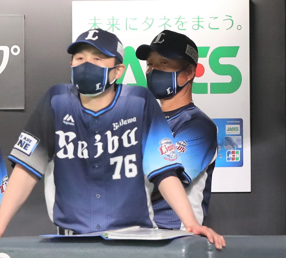 日本ハム対西武　ベンチで試合を見つめるる辻監督（右）（撮影・黒川智章）