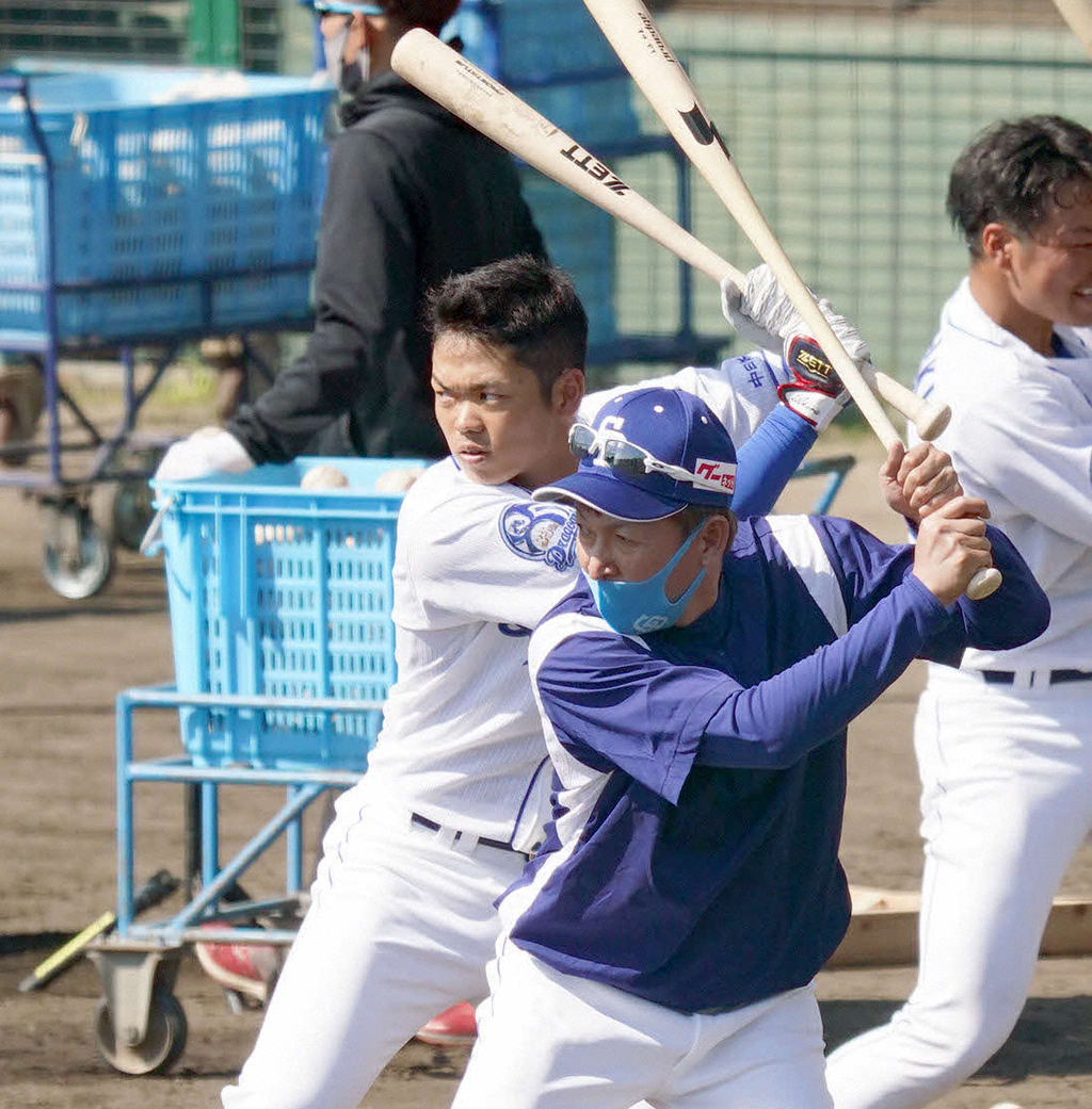 春季キャンプで根尾（奥）を指導する立浪和義臨時コーチ（2021年2月4日撮影）
