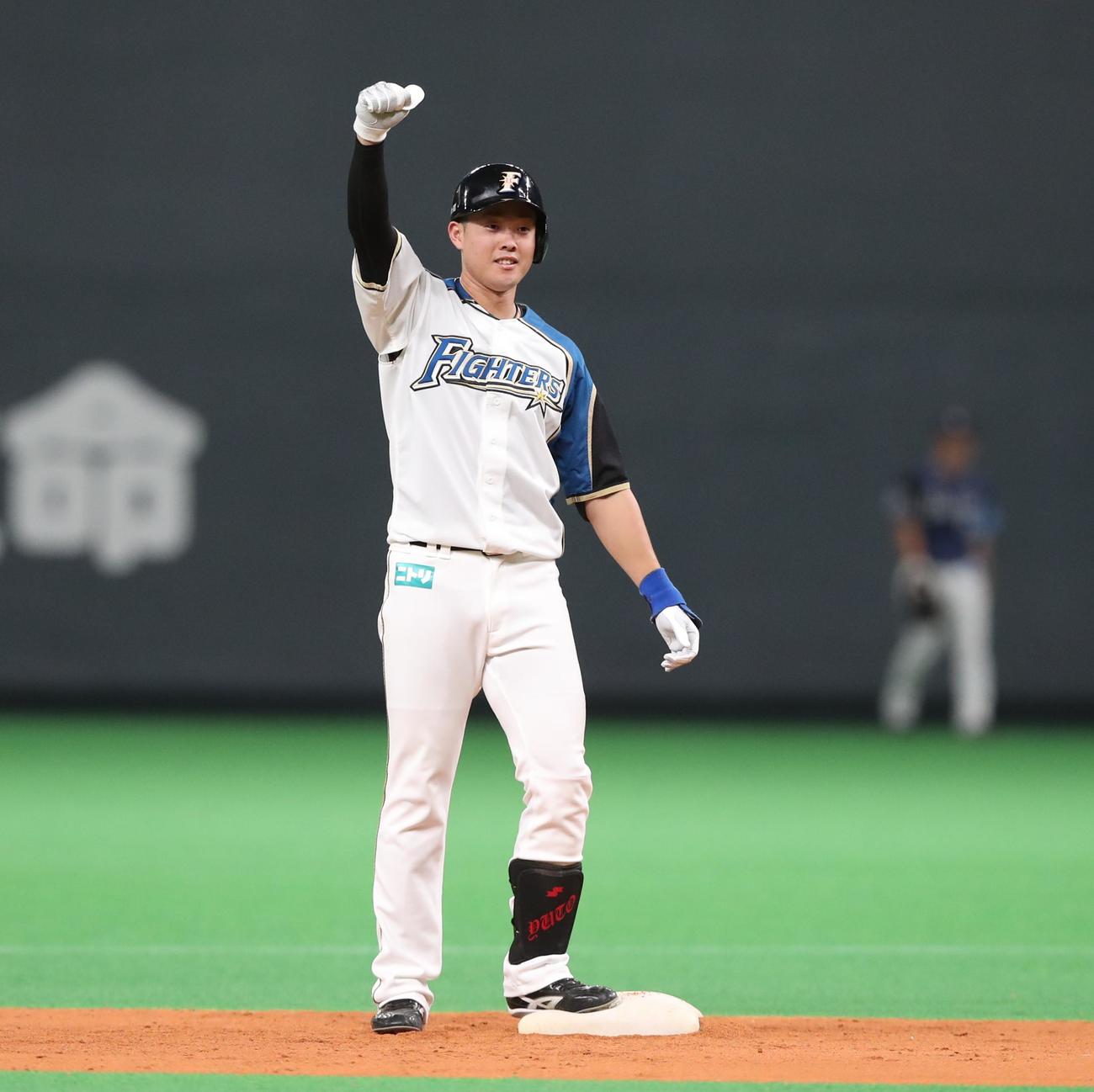 日本ハム対西武　7回裏日本ハム1死二塁、右越え適時二塁打を放ちガッツポーズの高浜（撮影・黒川智章）