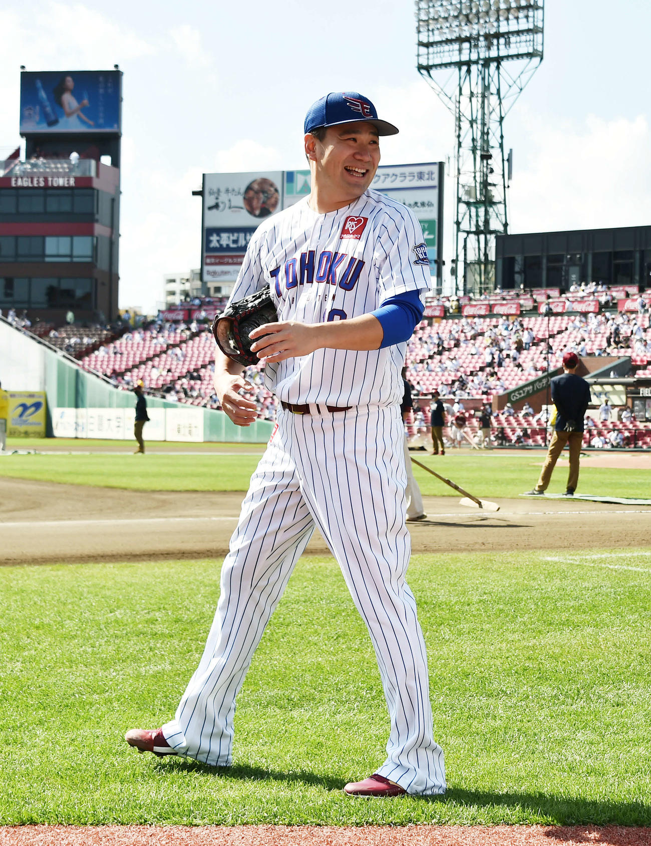 楽天対ロッテ　試合前に笑顔でグラウンドに出る楽天田中将（撮影・滝沢徹郎）