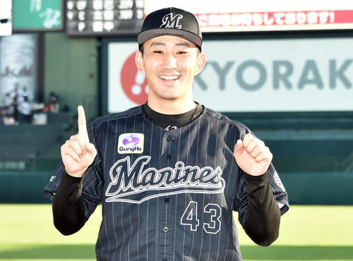 楽天対ロッテ　ヒーローインタビューを終え両手で10勝目の「10」を作るロッテ小島（撮影・滝沢徹郎）