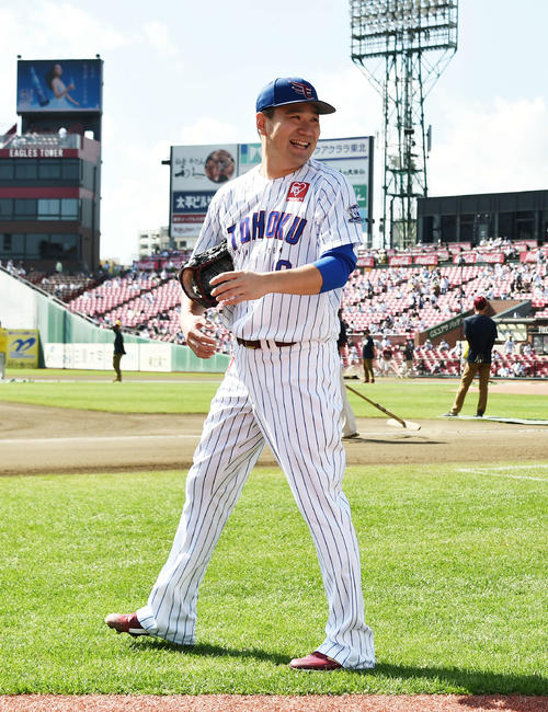 楽天対ロッテ　試合前に笑顔でグラウンドに出る楽天田中将（撮影・滝沢徹郎）