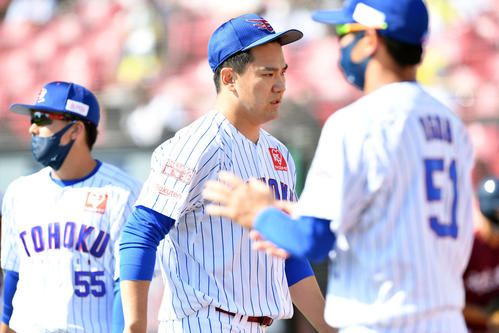 楽天対ロッテ　1回表、2失点した楽天田中将（中央）は厳しい表情で引き揚げる（撮影・滝沢徹郎）