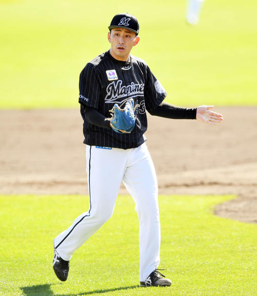 楽天対ロッテ　5回裏楽天1死一、二塁、ディクソンを併殺打に打ち取りグラブをたたく小島（撮影・滝沢徹郎）