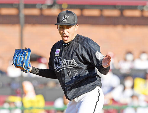 楽天対ロッテ　完封勝ちしグラブをたたくロッテ小島（撮影・滝沢徹郎）