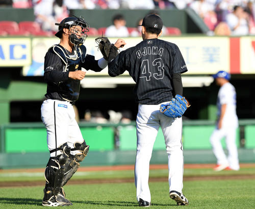 楽天対ロッテ　完封勝ちしタッチを交わすロッテ小島（右）と加藤（撮影・滝沢徹郎）
