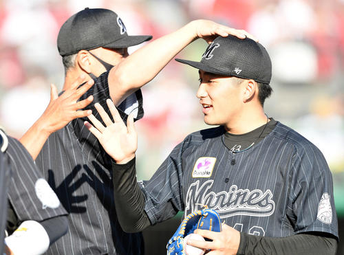 楽天対ロッテ　完封勝ちしたロッテ小島（右）を労う吉井投手コーチ（撮影・滝沢徹郎）