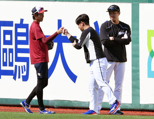 楽天対ロッテ　試合前練習で楽天岸（左）とタッチを交わすロッテ美馬（中央）。右は田中（撮影・滝沢徹郎）