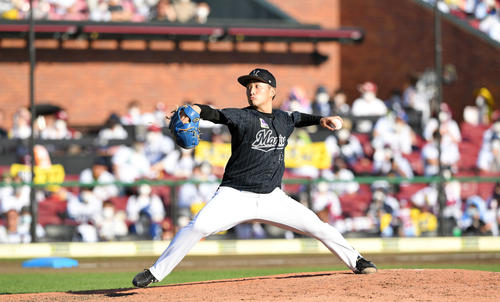 楽天対ロッテ　9回、力投するロッテ小島（撮影・滝沢徹郎）