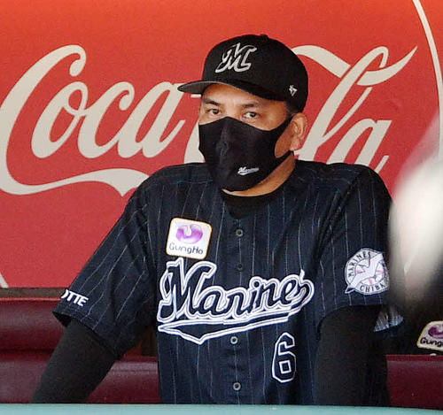 楽天対ロッテ　戦況を見つめるロッテ井口監督（撮影・滝沢徹郎）