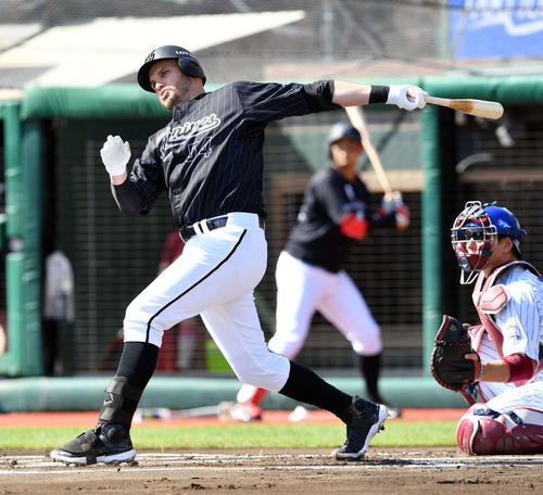 楽天対ロッテ　1回表ロッテ1死一、二塁、レアードは左翼線に先制の適時二塁打を放つ（撮影・滝沢徹郎）