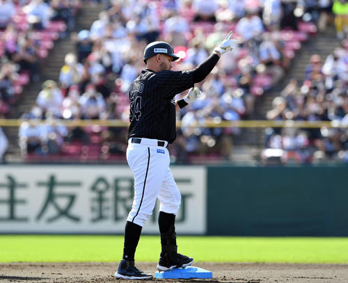 楽天対ロッテ　1回表ロッテ1死一、二塁、レアードは左翼線に先制の適時二塁打を放ちベンチへ向かいポーズを決める（撮影・滝沢徹郎）