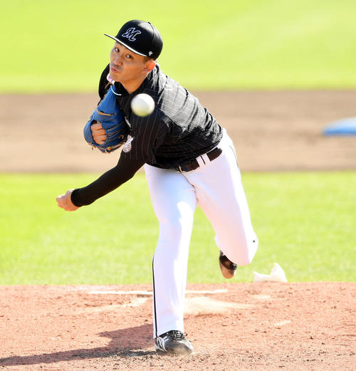 楽天対ロッテ　力投するロッテ先発の小島（撮影・滝沢徹郎）