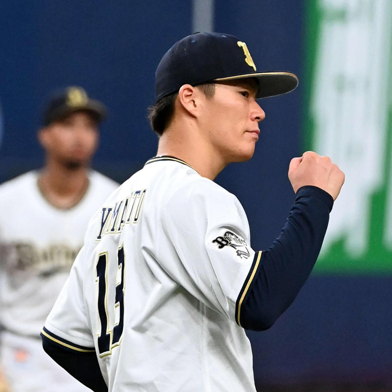 オリックス対ソフトバンク　ソフトバンクを完封しガッツポーズを見せる山本（撮影・前岡正明）