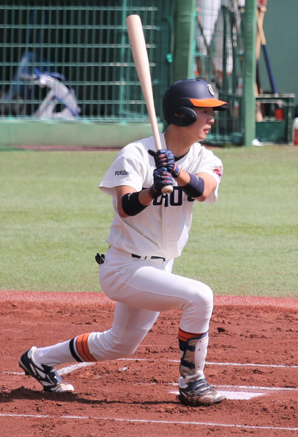 1回表東北福祉大1死一塁、右前打を放つ大里（撮影・佐藤究）