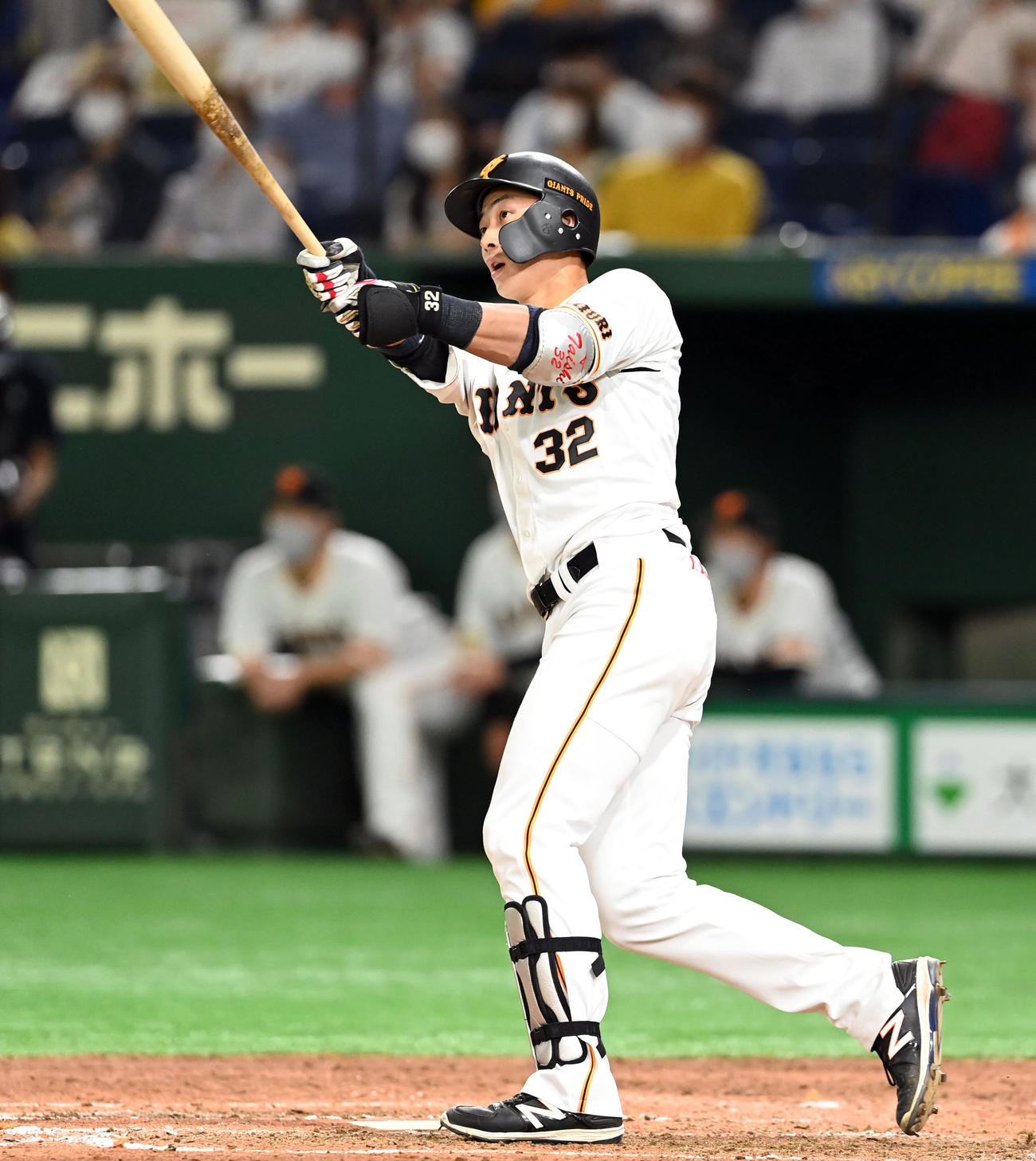 巨人対DeNA 5回裏巨人2死、左越えにソロ本塁打を放つ代打広岡（撮影・たえ見朱実）