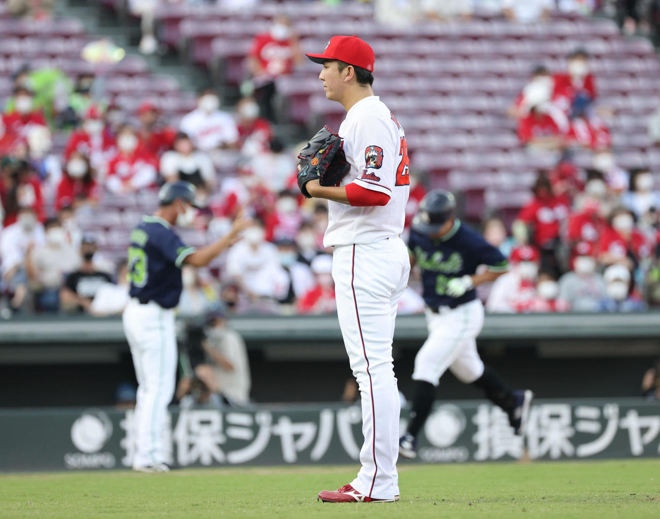広島対ヤクルト　9回表ヤクルト2死、青木に右越え本塁打を打たれたケムナ（撮影・加藤孝規）