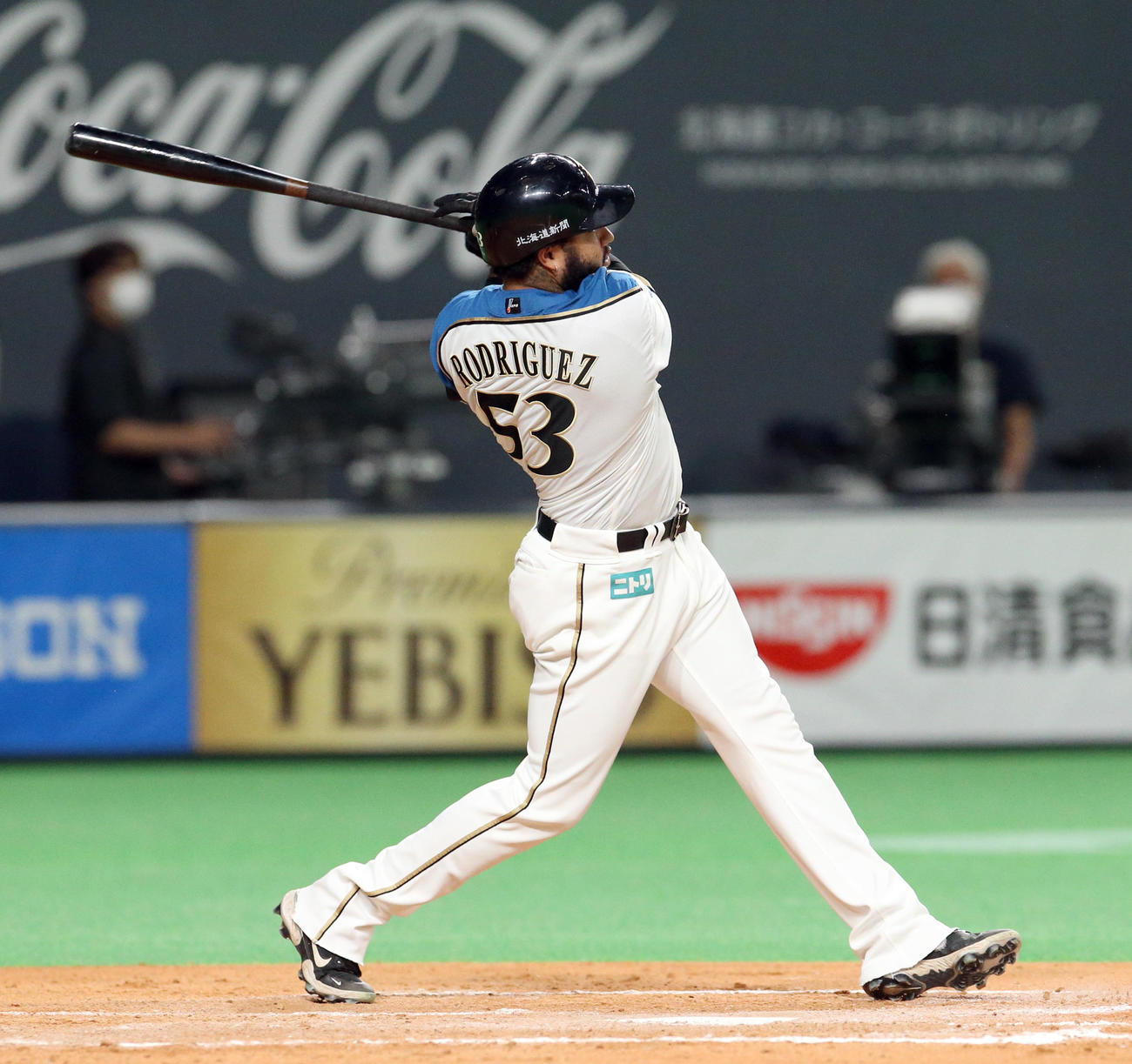 日本ハム対西武　8回裏日本ハム2死、R・ロドリゲスは同点となる中越え本塁打を放つ（撮影・佐藤翔太）