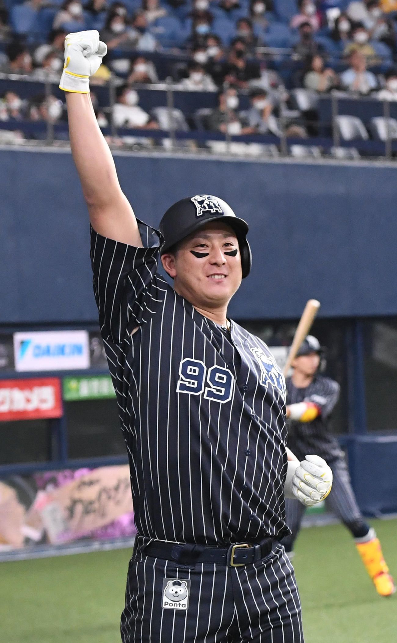 オリックス対ソフトバンク　2回裏オリックス無死、杉本は先制の右越え本塁打を放ち昇天ポーズ（撮影・前岡正明）