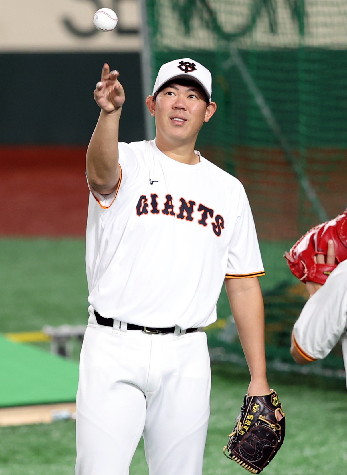 巨人対DeNA　試合前の練習でキャッチボールをする前日先発登板を回避した山口（撮影・狩俣裕三）