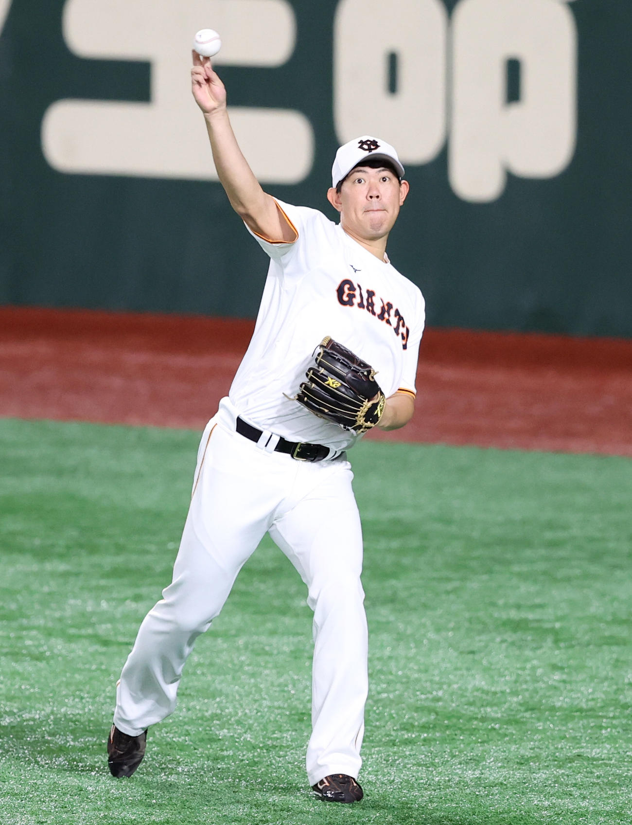 巨人対DeNA　試合前の練習でキャッチボールをする前日先発登板を回避した山口（撮影・狩俣裕三）