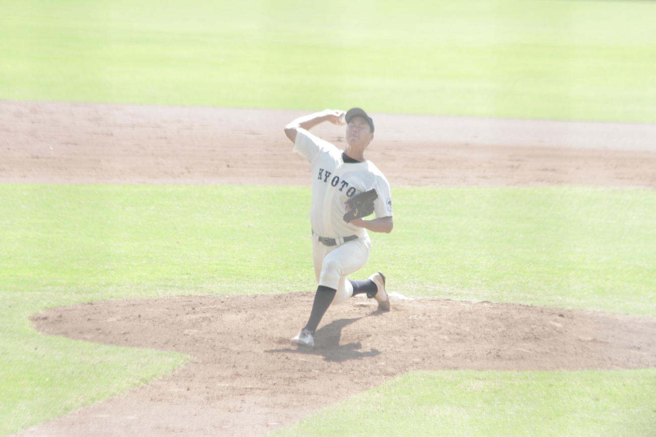 京大の2番手、水口創太投手はダイナミックな投球フォームで152キロを計測するなどプロのスカウトをわかせた