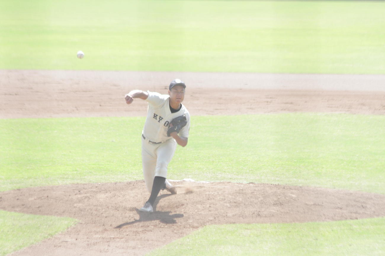 京大の2番手、水口創太投手はダイナミックな投球フォームで152キロを計測するなどプロのスカウトをわかせた