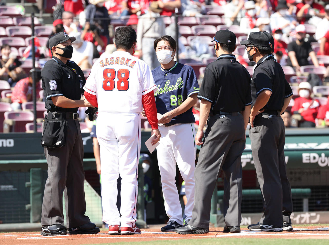 広島対ヤクルト　メンバー表の交換をするヤクルト高津監督と広島佐々岡監督（撮影・加藤孝規）