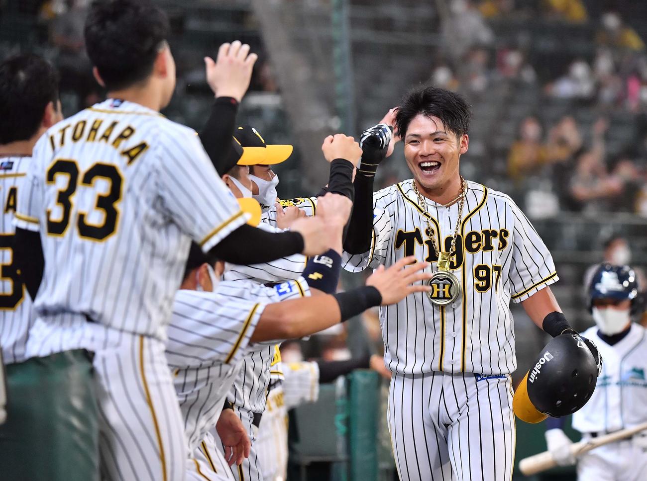 中越えにプロ初本塁打を放った阪神小野寺暖（2021年9月30日）