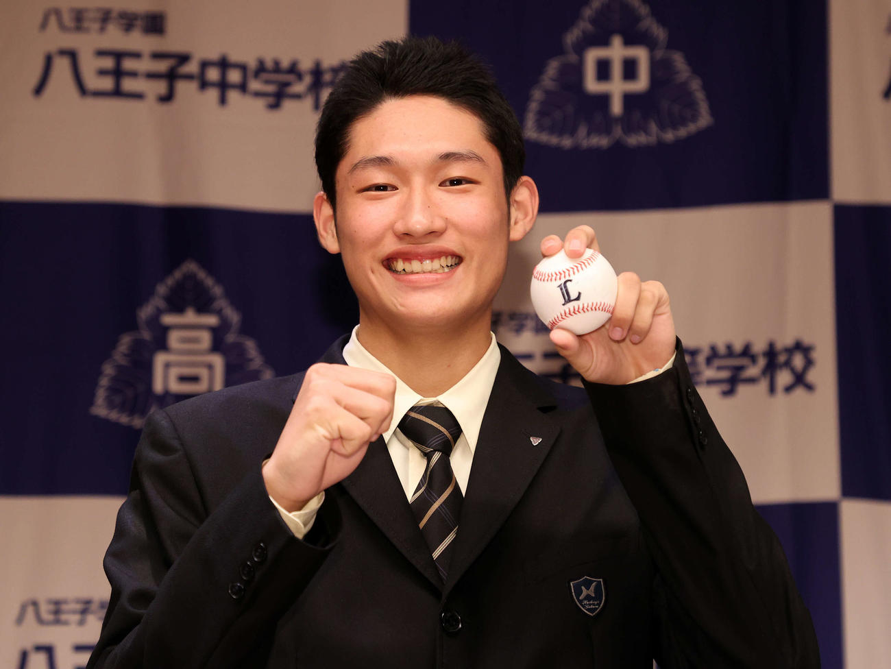 西武に4位指名され、笑顔の八王子学園八王子・羽田（撮影・鈴木正人）