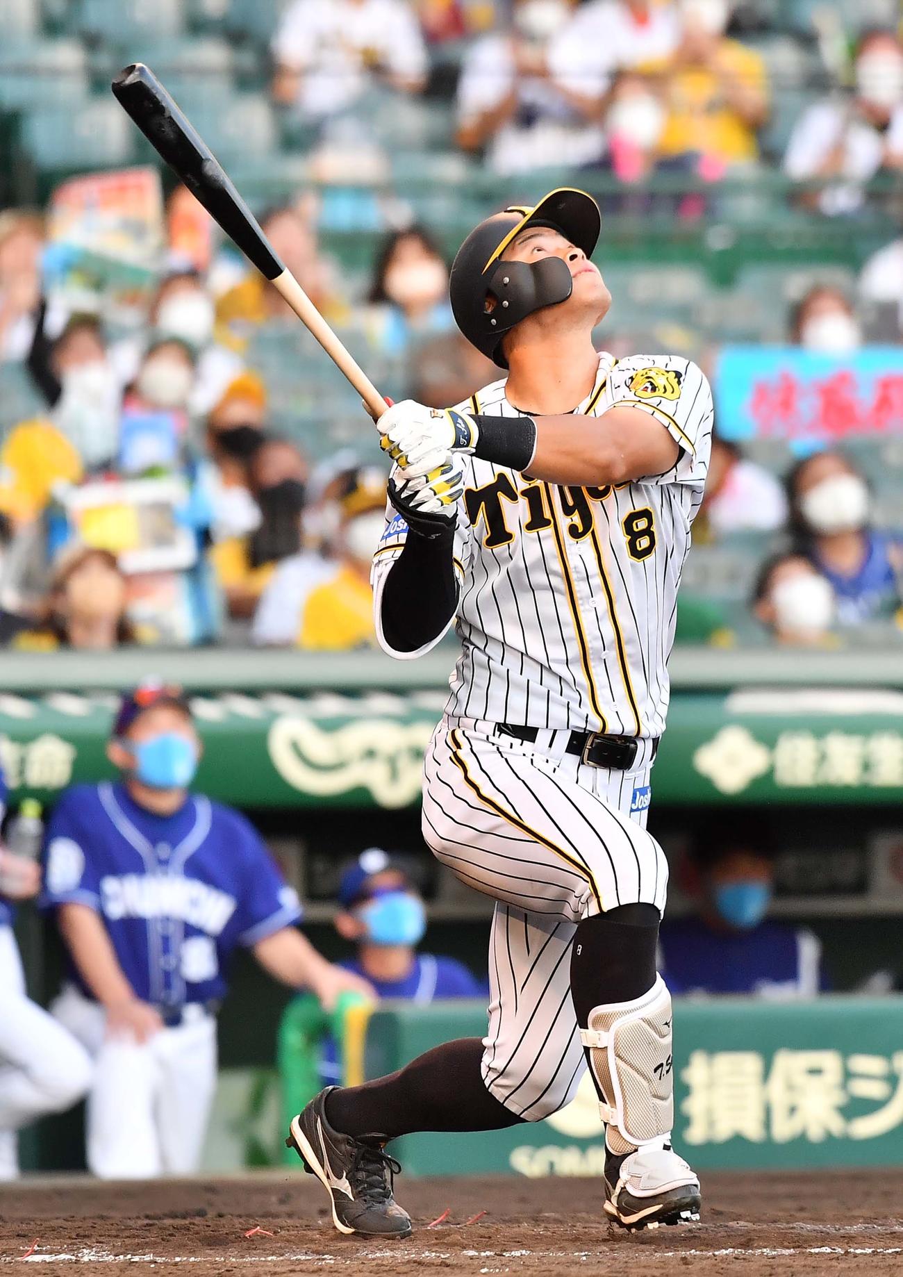 阪神対中日　8回裏阪神2死、二飛に倒れる佐藤輝（撮影・上田博志）