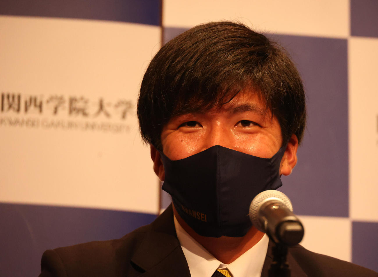会見で笑顔の関学大・黒原拓未（撮影・渦原淳）＝2021年10月11日、関学大