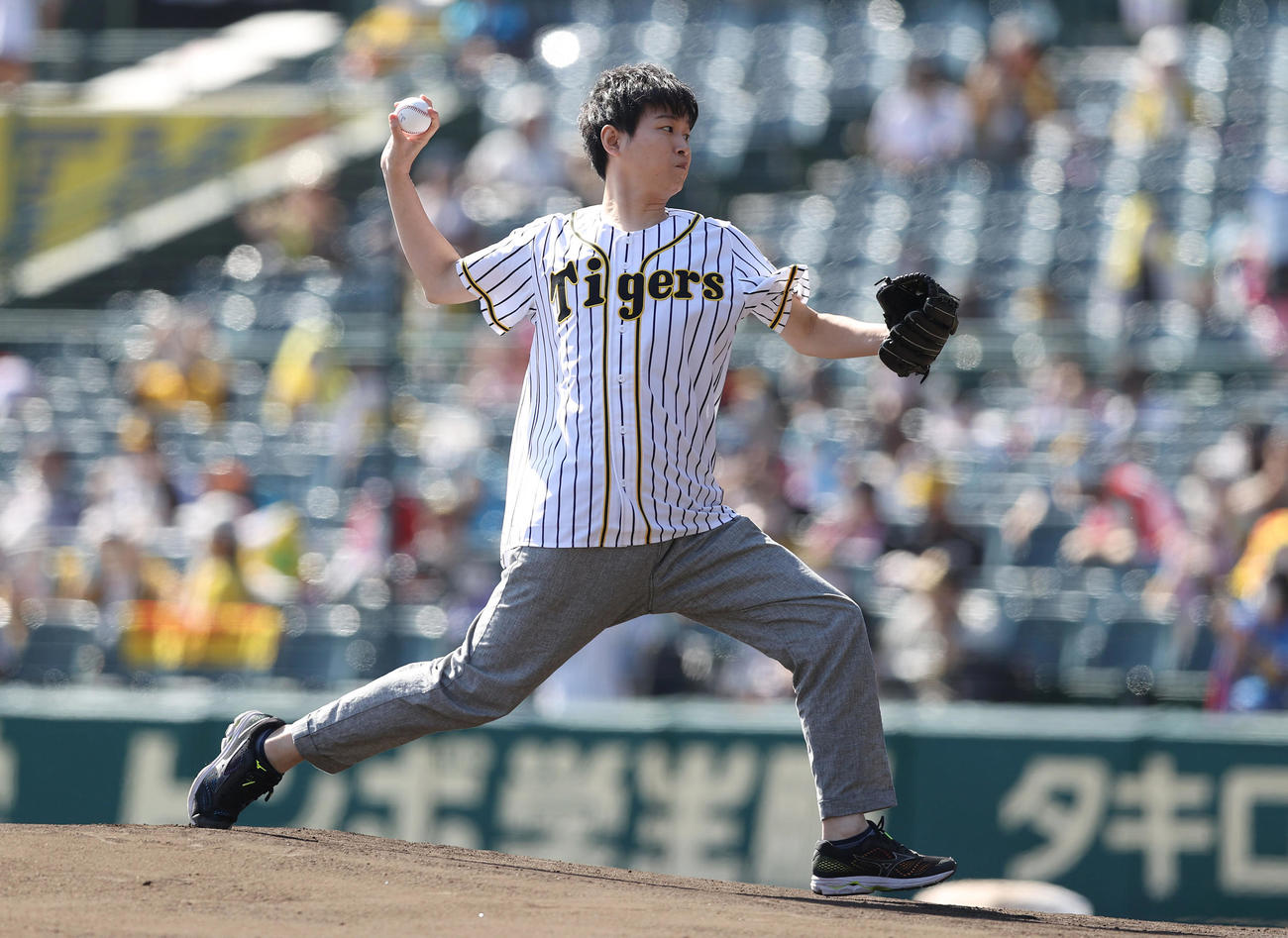 阪神対中日　ファーストピッチセレモニーで投球する声優の逢坂良太さん（撮影・前田充）