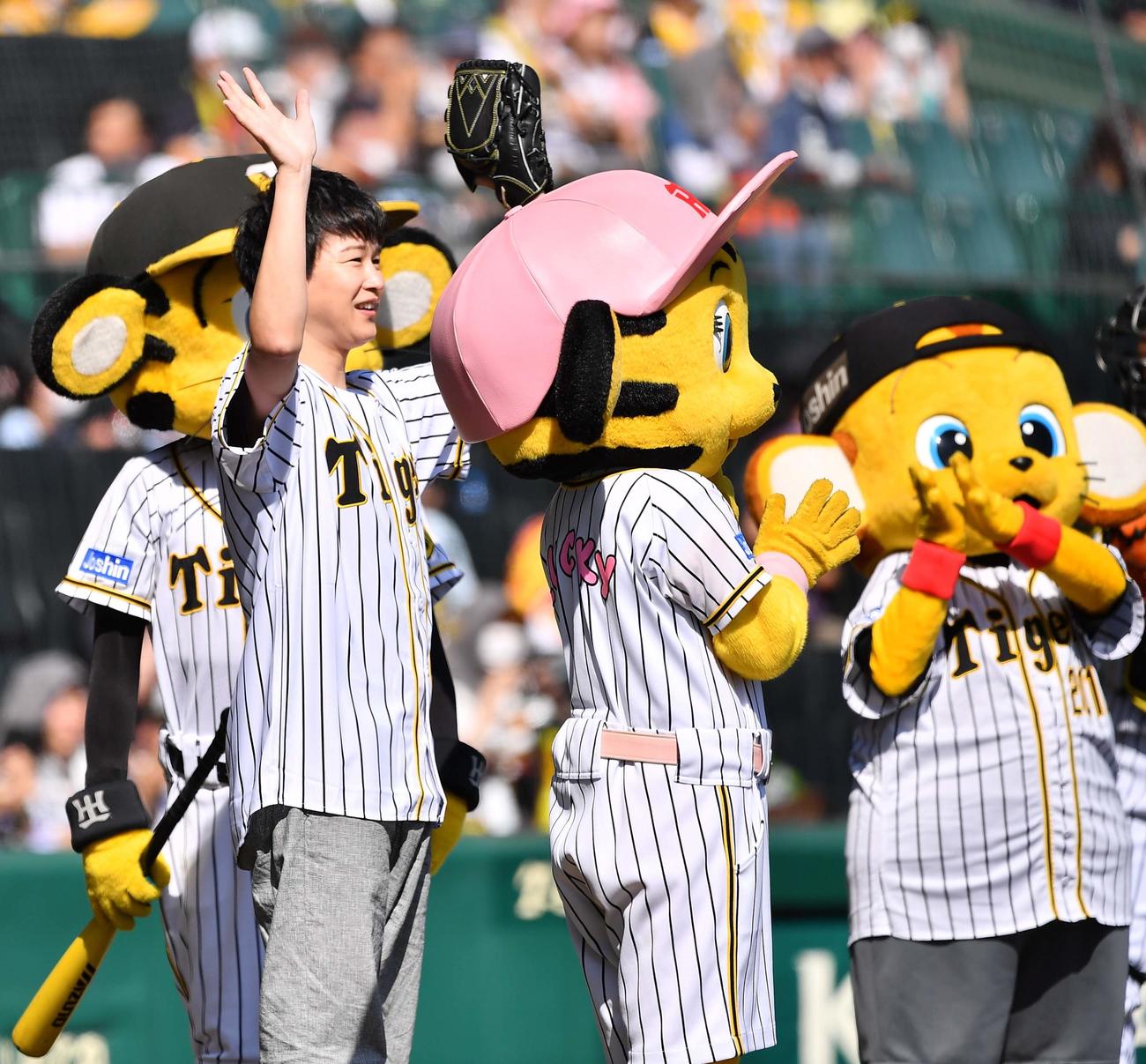 阪神対中日　ファーストピッチセレモニーで登板した声優の逢坂良太（撮影・上田博志）