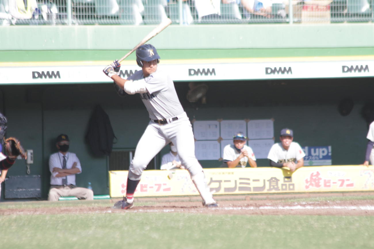 今秋ドラフト候補の関大・久保田拓真捕手は打席で球を見極めた