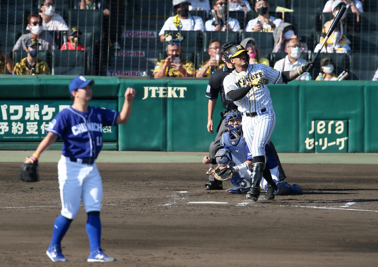 阪神対中日　3回裏阪神2死、マルテは先制の左越え本塁打を放つ（撮影・上山淳一）