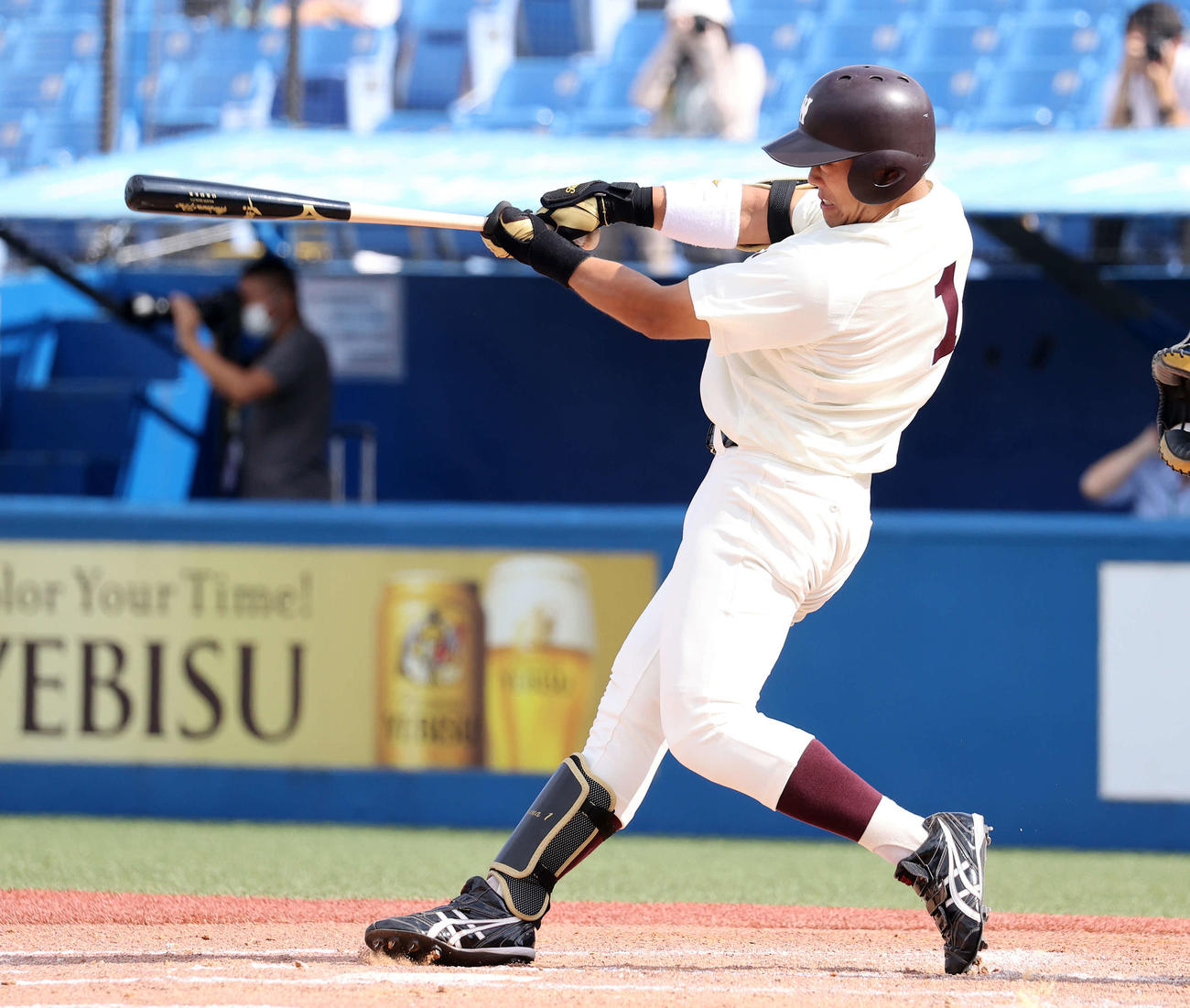 東大対早大　1回裏早大1死一塁、蛭間は右越え本塁打を放つ（撮影・鈴木正人）