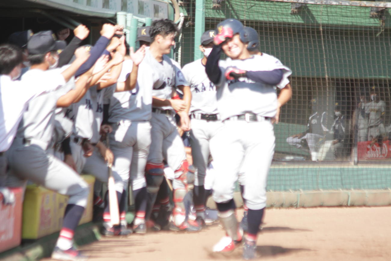 今秋ドラフト候補の関大・野口智哉内野手は3回、右翼に逆転2ランを放ち、ガッツポーズした