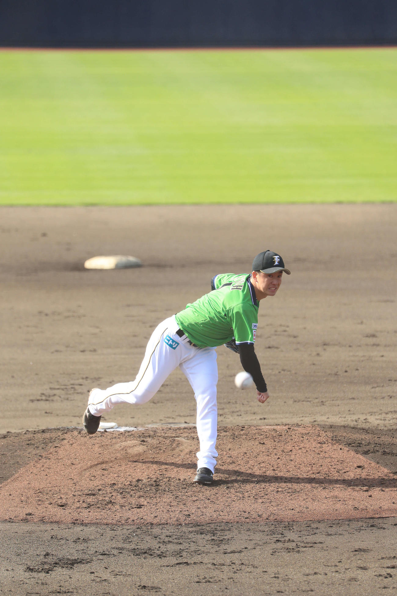 最後の1球を投じる日本ハム斎藤（代表撮影）