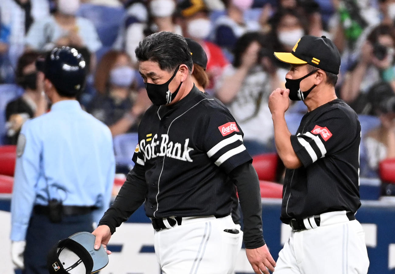 オリックス対ソフトバンク　ファンへのあいさつを行い引き揚げる工藤監督（撮影・前岡正明）
