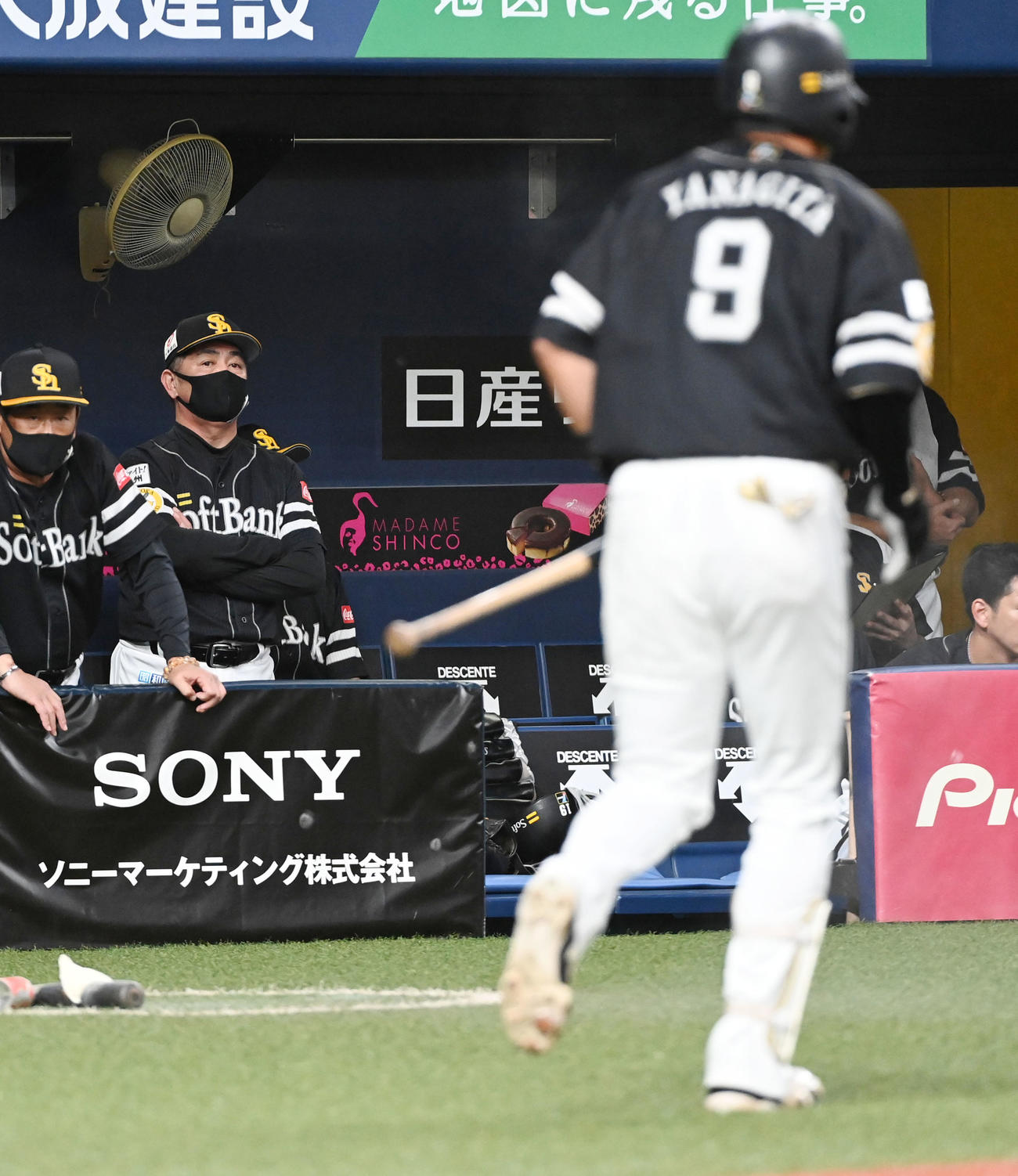 オリックス対ソフトバンク　7回表ソフトバンク1死、柳田が二塁ゴロに倒れ厳しい表情を見せる工藤監督（撮影・前岡正明）