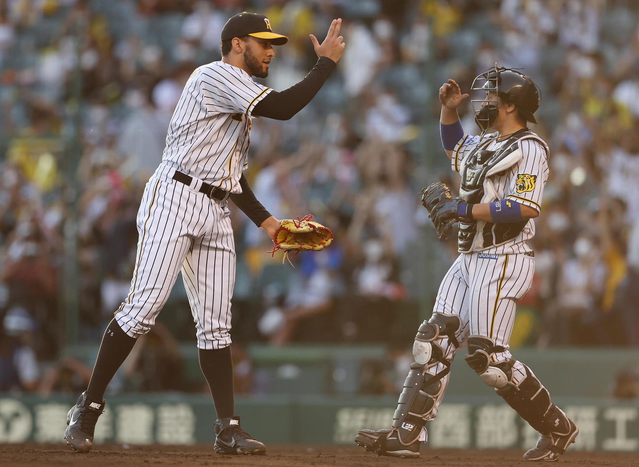 阪神対中日　中日に3連勝しタッチを交わす阪神スアレス（左）と梅野（撮影・前田充）