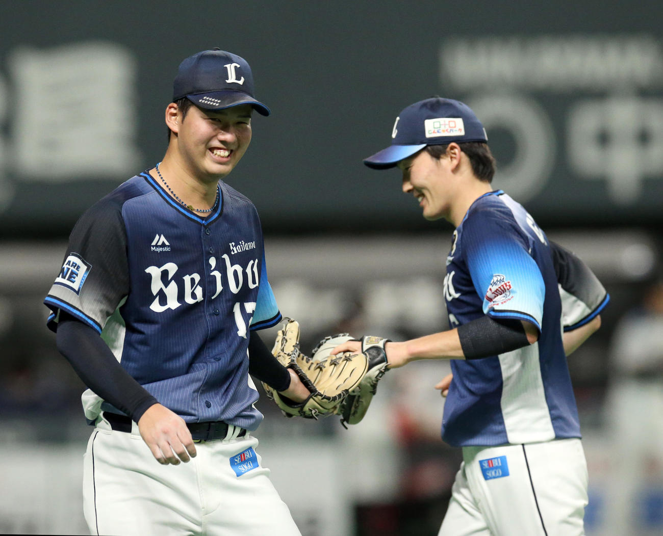 日本ハム対西武　3回裏を無失点に抑え笑顔でベンチに戻る西武先発の渡辺（左）（撮影・佐藤翔太）