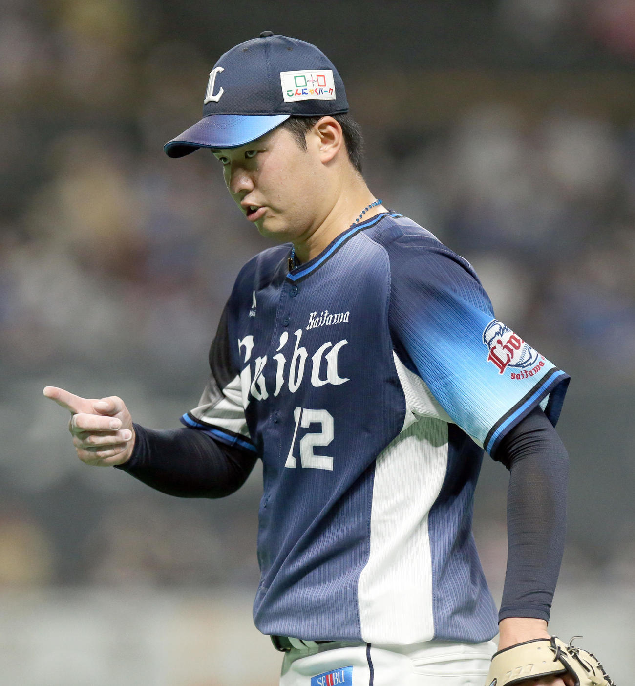 日本ハム対西武　5回裏を無失点に抑え指をさす西武渡辺（撮影・佐藤翔太）